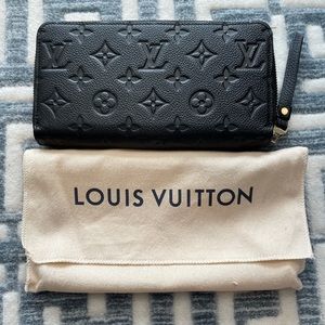 Black leather Louis Vuitton zippy wallet -